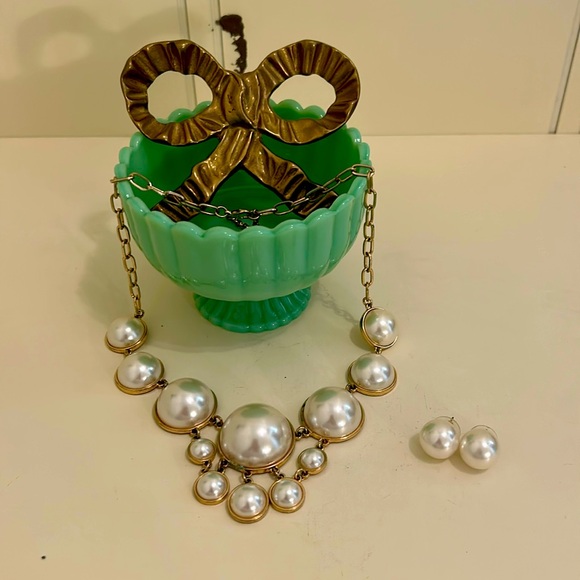 Jewelry - 🎯CLEARANCE LAST CHANCE Multi-Tiered Faux Pearl Necklace and Earrings